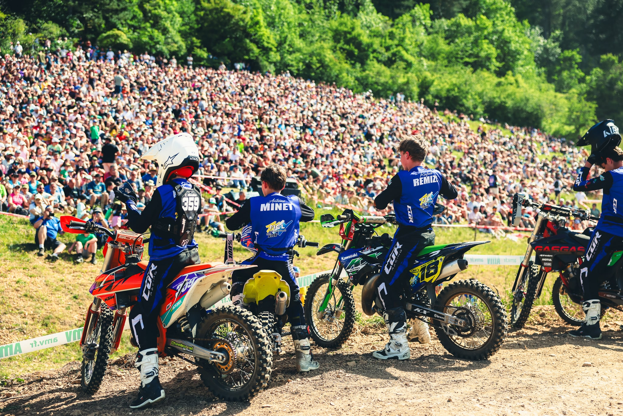 Pilotes du Moto Club Lozérien devant le public